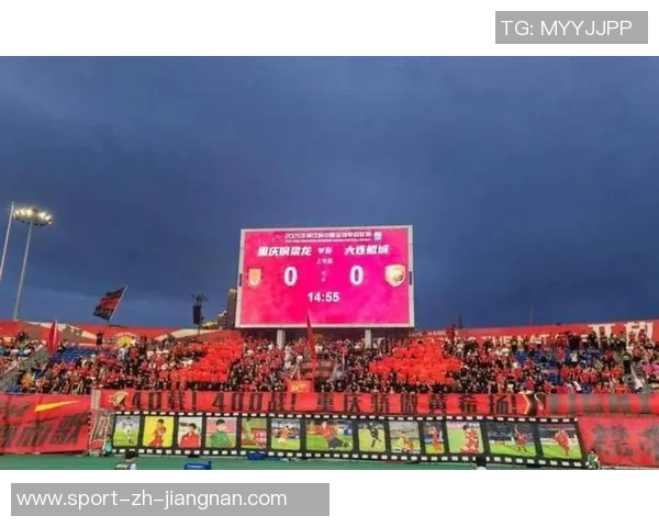 震撼场面拜仁球迷赛前展示TIFO并燃放烟花点燃全场气氛